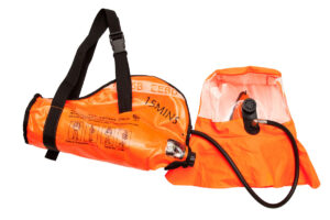 oranž avatud kandekott, mille sees on suruõhuballoon koos manomeetri ja musta hingamisvoolikuga . komplekti kuulub ka oranž läbipaistva visiiriga kaitsekapuuts, mis on mõeldud 15-minutiliseks enesepäästeks.