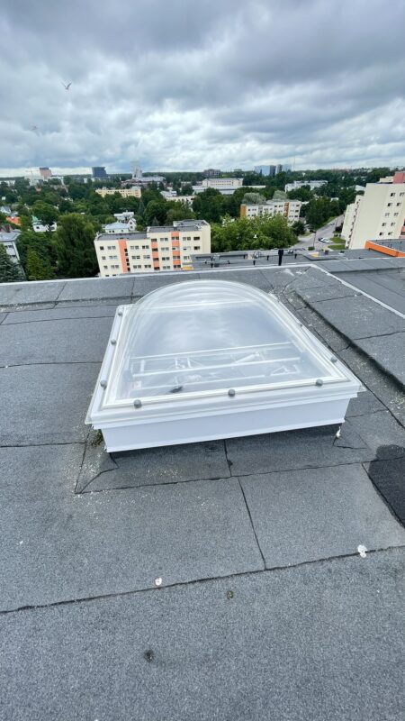 Suitsueemaldusluuk hoone katusel tuleohutuse tagamiseks